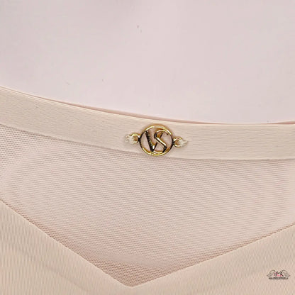Zlaté logo emblem VS na krémovém látce pro Luxusní Bezešvé Tanga