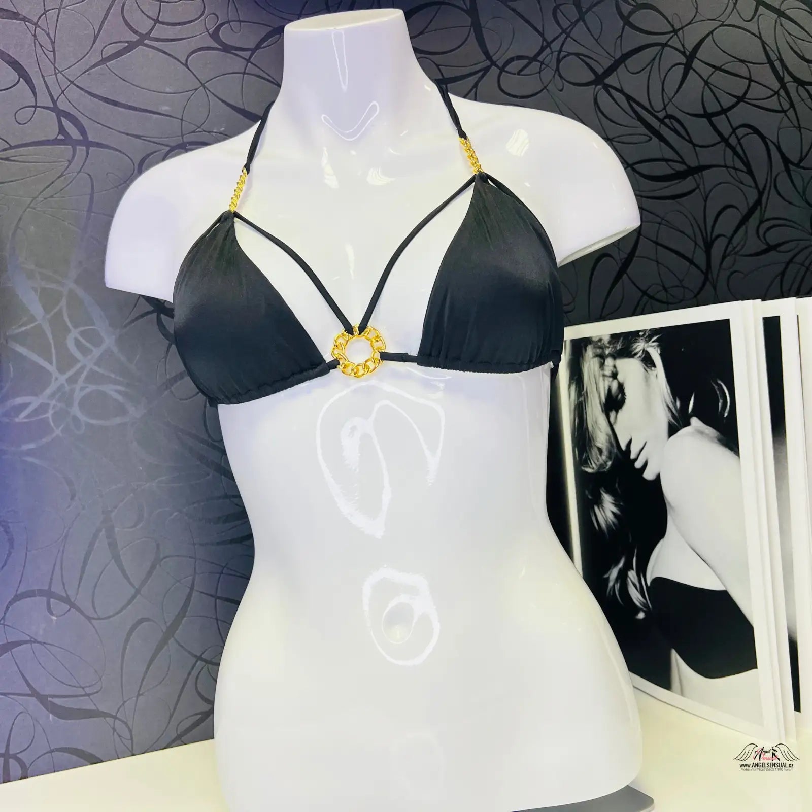 Bílý mannequin s černým bikiny topem a zlatými řetízky od Agent Provocateur