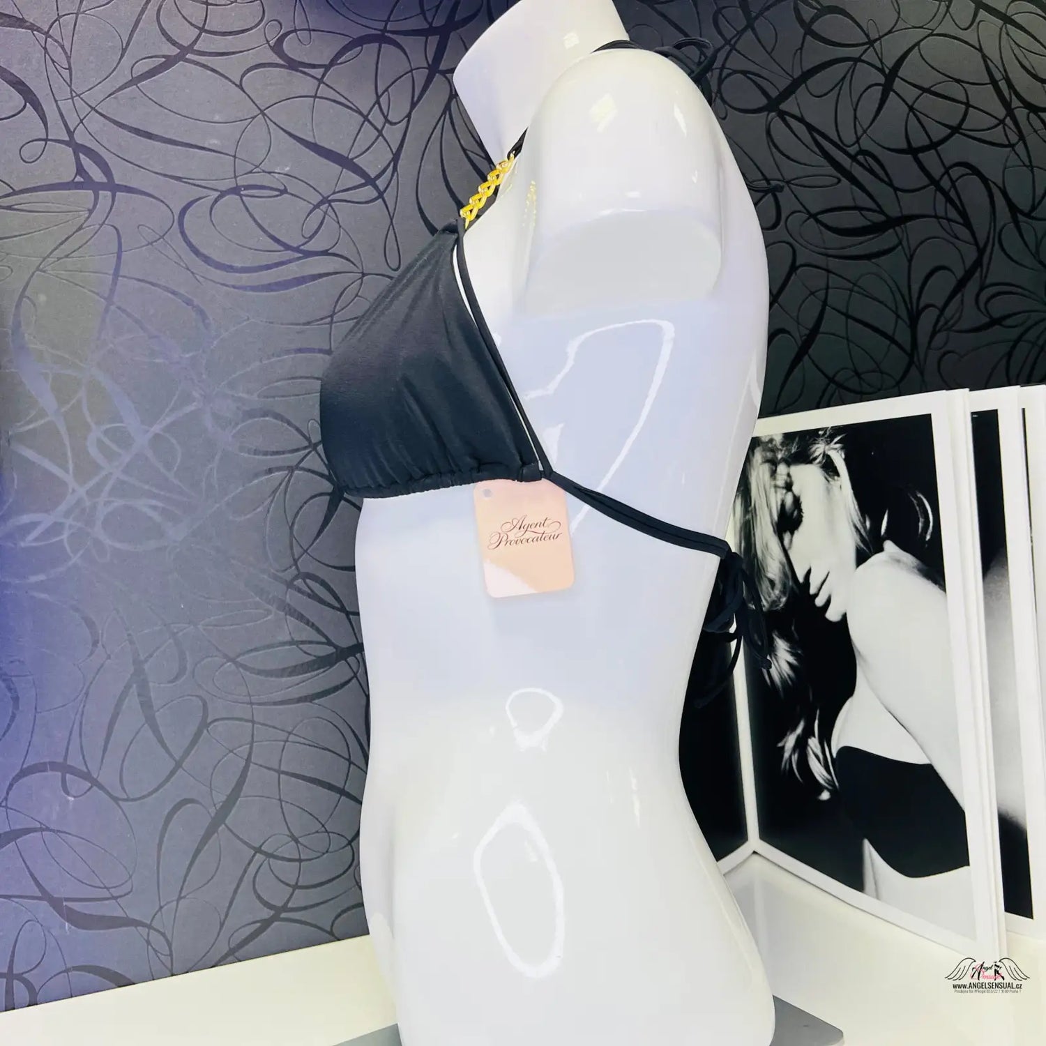 Bílý mannequin s žlutou etiketou a Luxusní Bílý Bikiny Top od Agent Provocateur