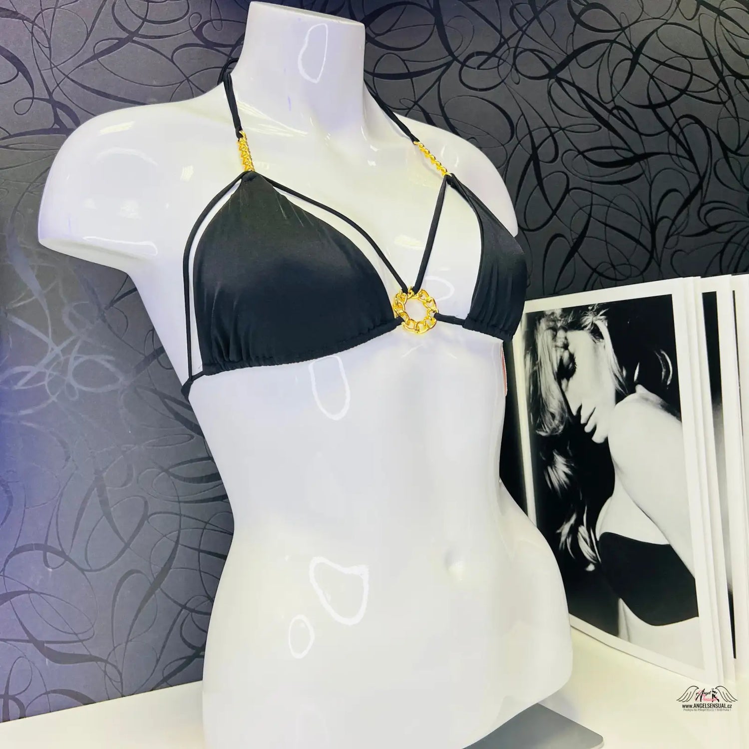 Bílý mannequin s černým bikinovým topem a žlutými akcenty od Agent Provocateur