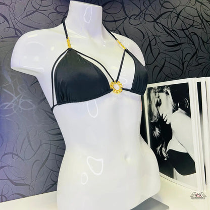 Bílý mannequin s černým bikinovým topem a žlutými akcenty od Agent Provocateur