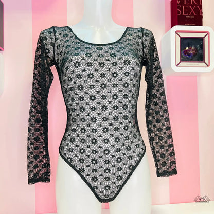Černobílé body s černou krajkovou vzorovou strukturou značky Luxusní Body