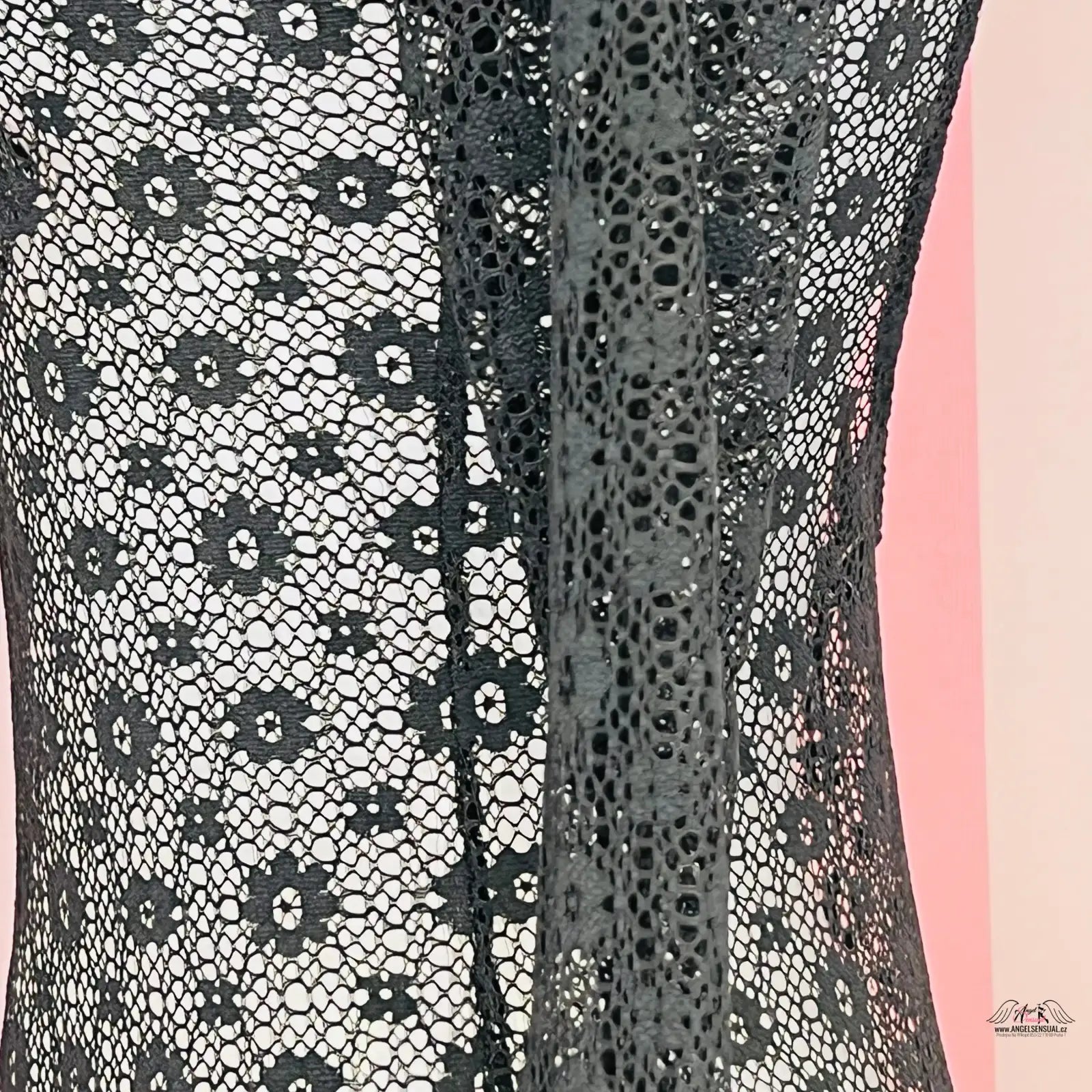 Detailní záběr černých krajkových šatů na růžovém pozadí Luxusního Body Agent Provocateur