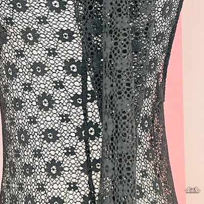 Detailní záběr černých krajkových šatů na růžovém pozadí Luxusního Body Agent Provocateur