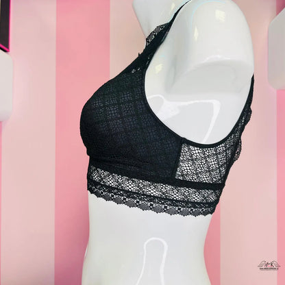 Detailní záběr manekýna v černém topu braletka Luxusní Braletka s krajkovými detaily