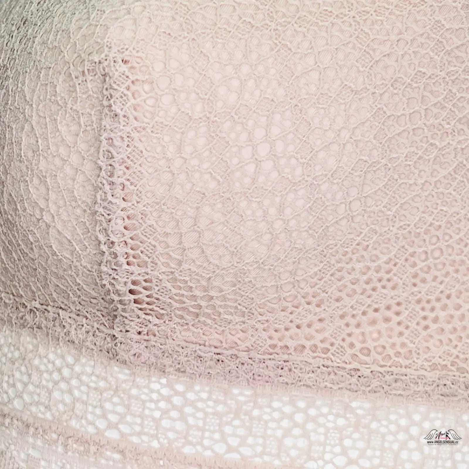 Detailní pohled na růžovou šaty s krajkovým vzorem Luxusní Braletka