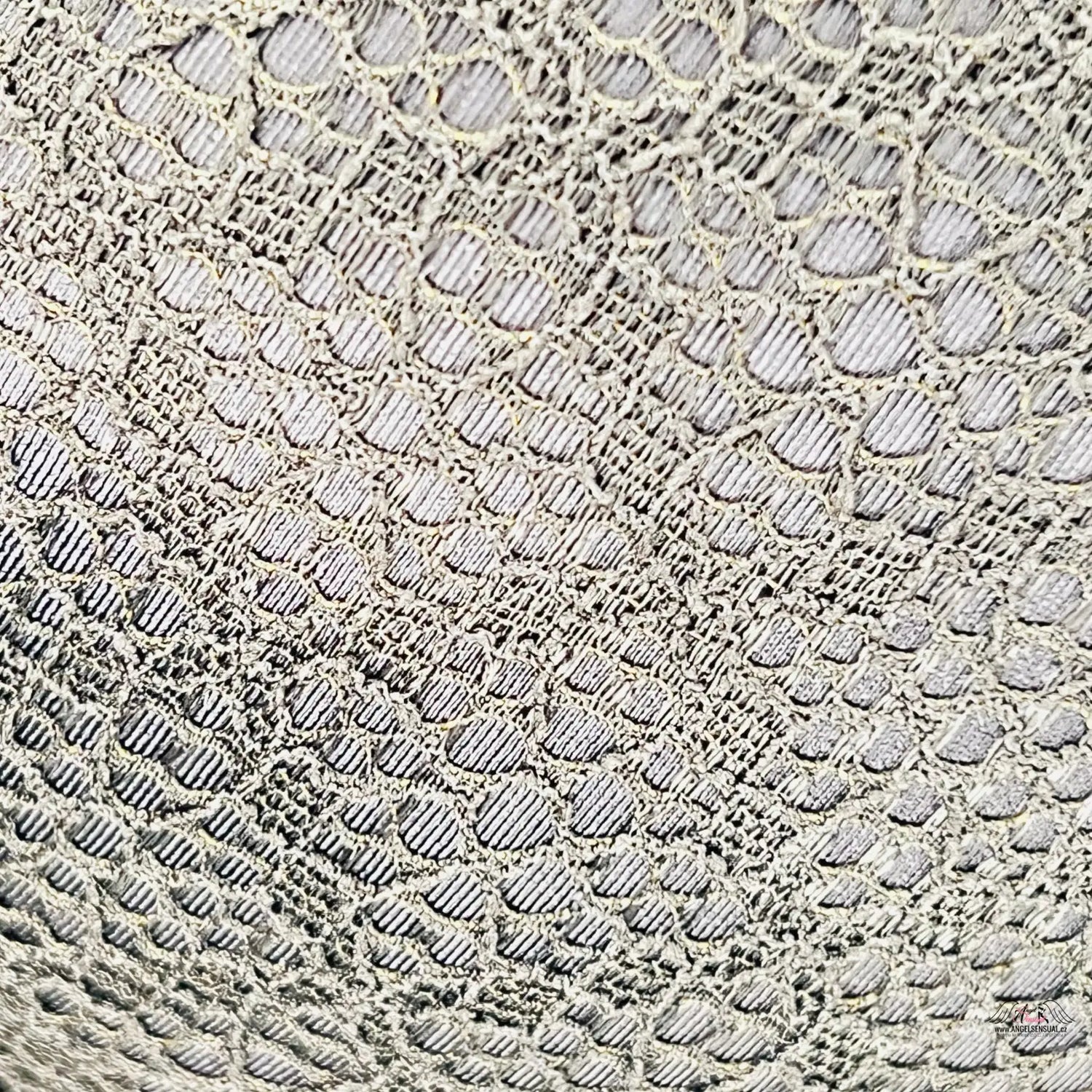 Detailní záběr na bílou krajku Luxusní Braletky s elegantními detaily