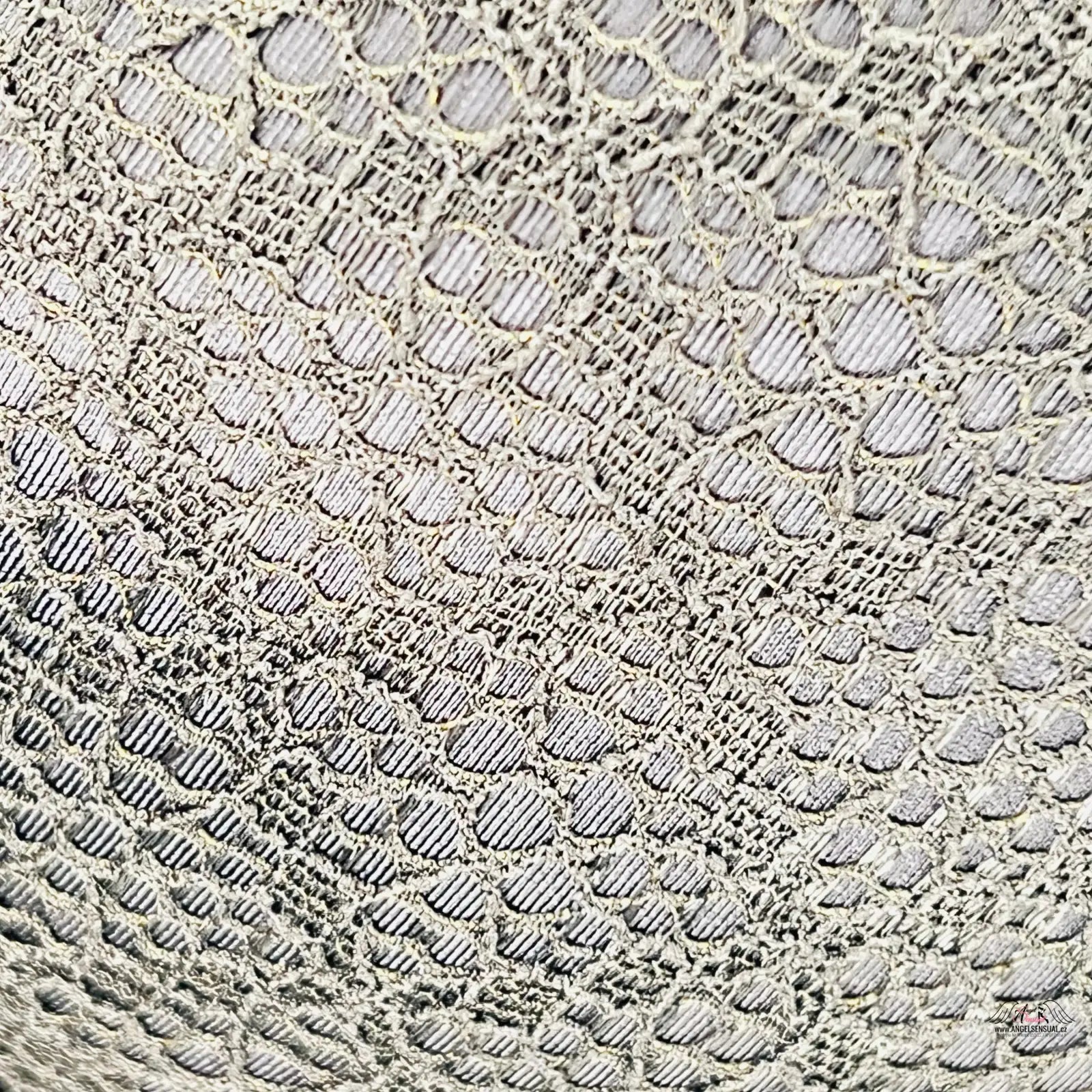Detailní záběr na bílou krajku Luxusní Braletky s elegantními detaily