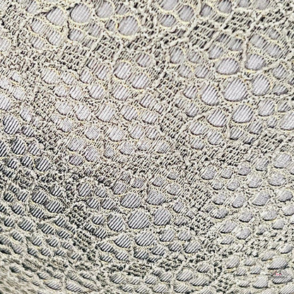 Detailní záběr na bílou krajku Luxusní Braletky s elegantními detaily