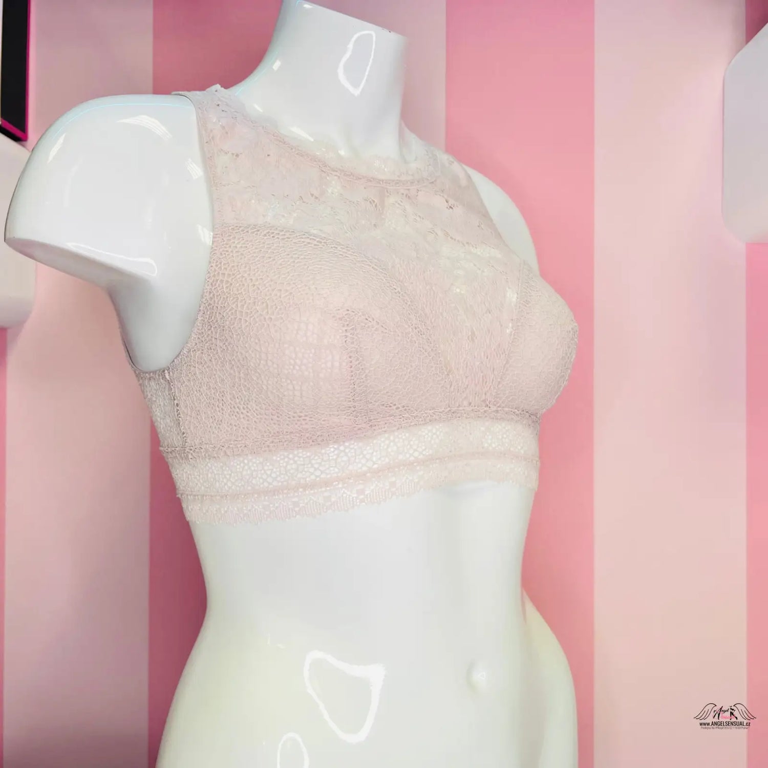 Mannequin s růžovo-bílou pruhovanou zdí a Luxusní Braletka s krajkovými detaily
