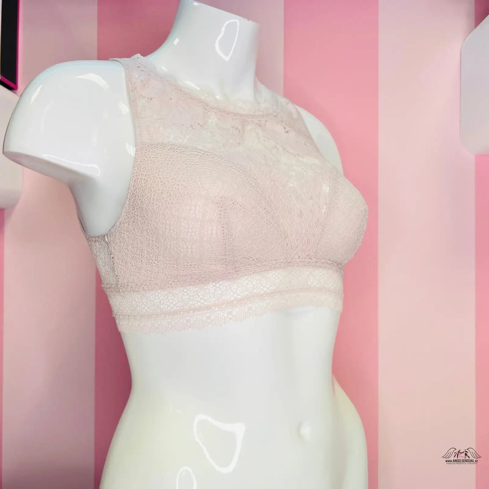 Mannequin s růžovo-bílou pruhovanou zdí a Luxusní Braletka s krajkovými detaily