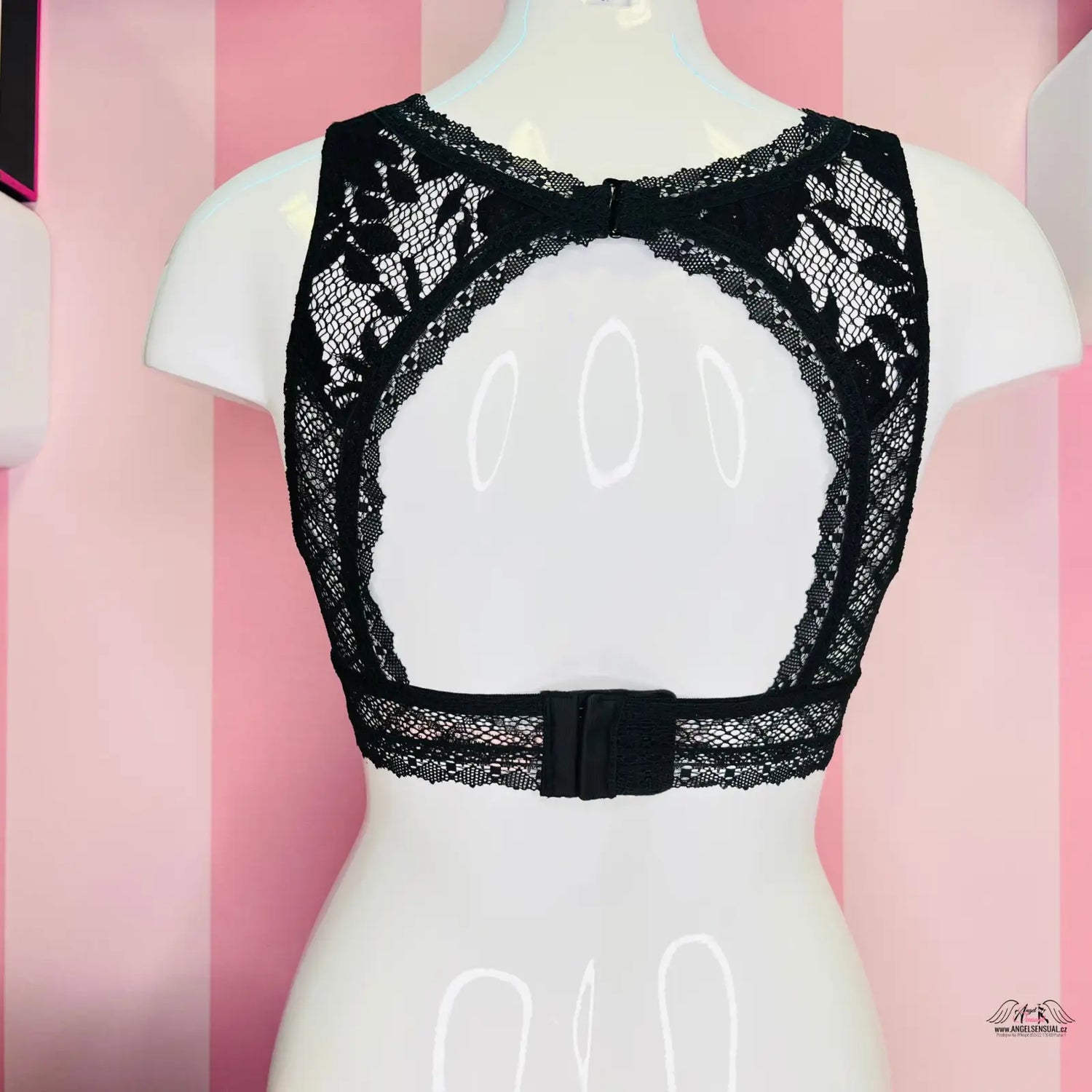 Manekýn v černém krajkovém bralet topu z kolekce Luxusní Braletka