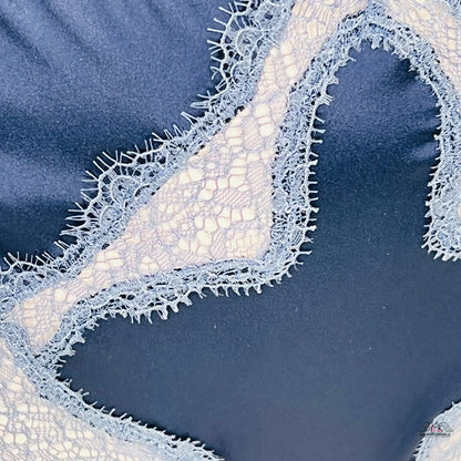 Detailní záběr modrobílé krajky z Luxusních Brazilských Kalhotek s Modrobílou Krajkou