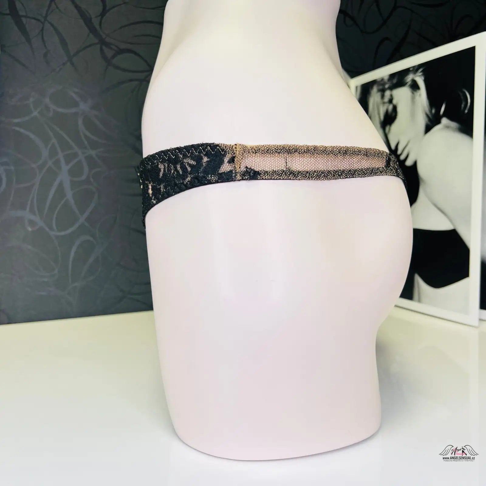 Lace and mesh g-string Luxusní Černá Krajková Tanga Adelia pro elegantní vzhled