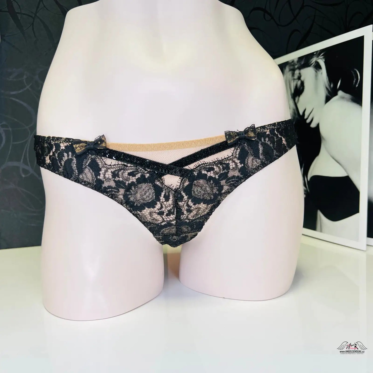 Černá krajková tanga Adelia s mašličkami, elegance a svůdnost v spodním prádle