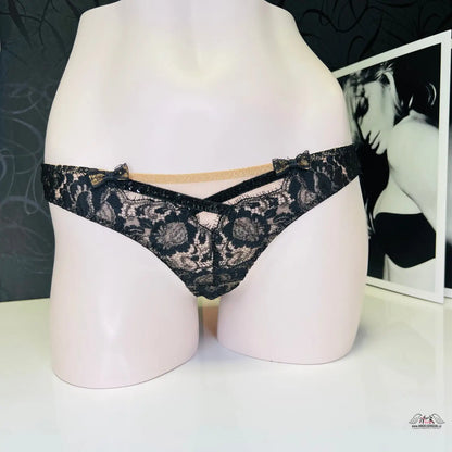 Černá krajková tanga Adelia s mašličkami, elegance a svůdnost v spodním prádle