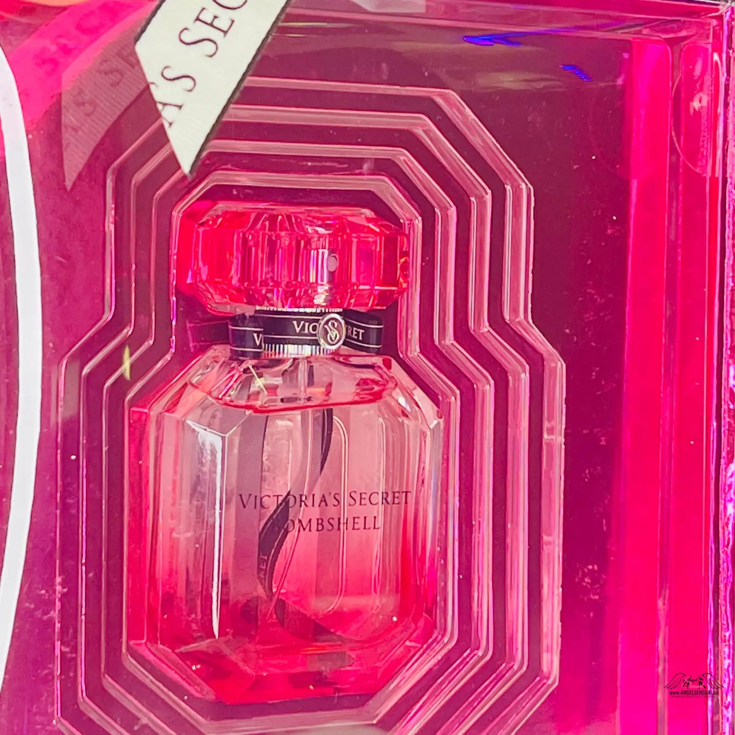 Růžový parfém Bombshell od Victoria’s Secret v luxusním cestovním balíčku