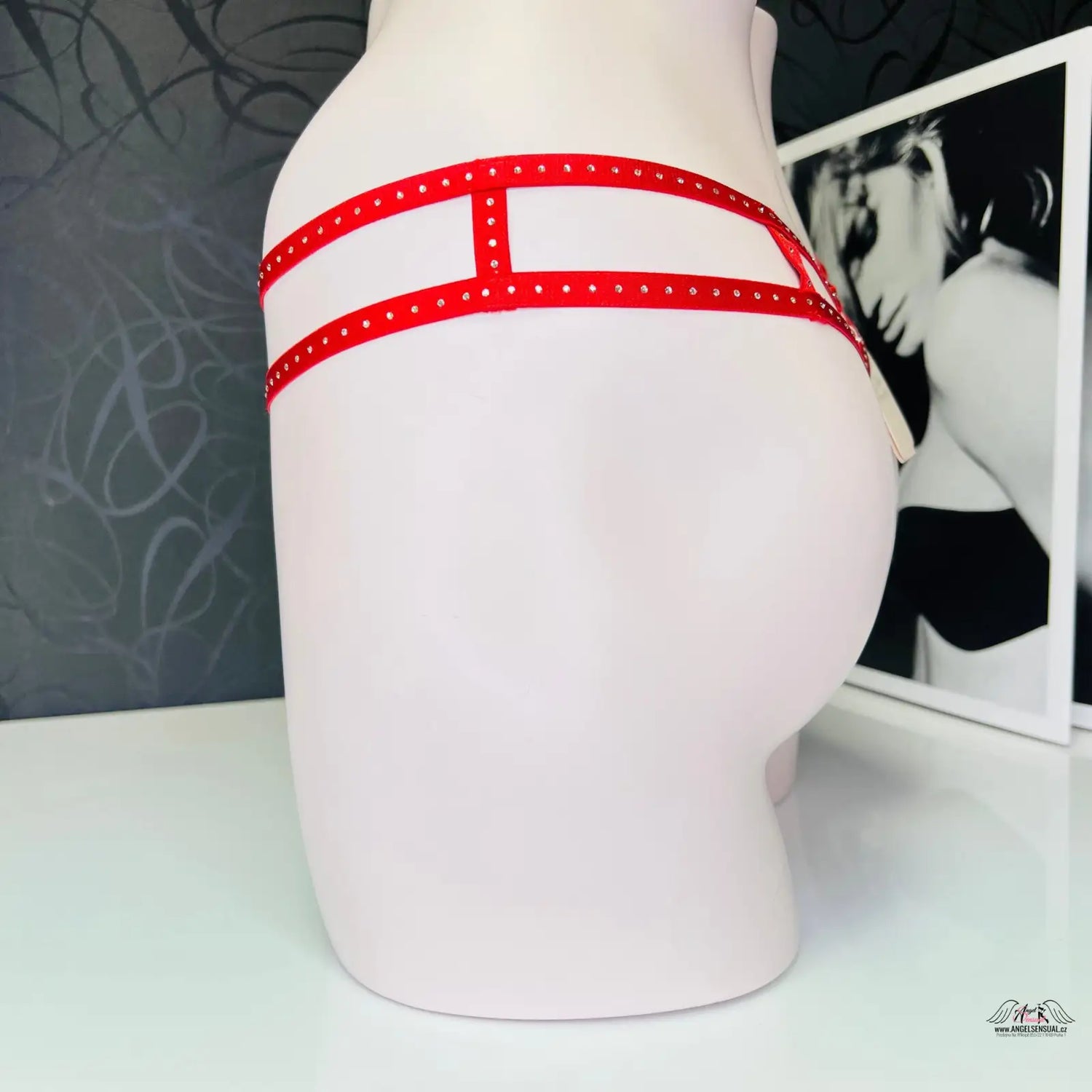 Červená studená lingerie na manekýně s názvem Luxusní Davinah: Neodolatelná Elegance Krajkových Tang