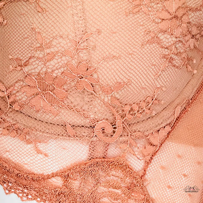 Jemná broskvově zbarvená krajka s květinovými výšivkami na podprsence Victoria’s Secret
