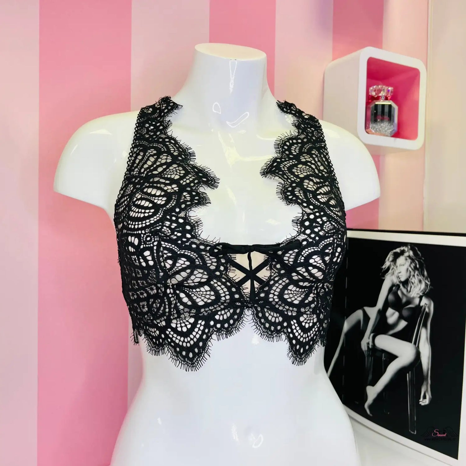 Manekýn s černým krajkovým topem z Luxusního Dream Angels Braletu