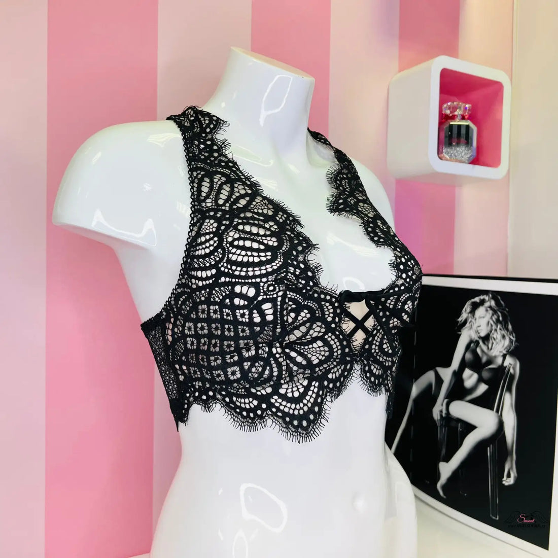 Manekýn s černým krajkovým braletem Luxusní Dream Angels zachycující eleganci