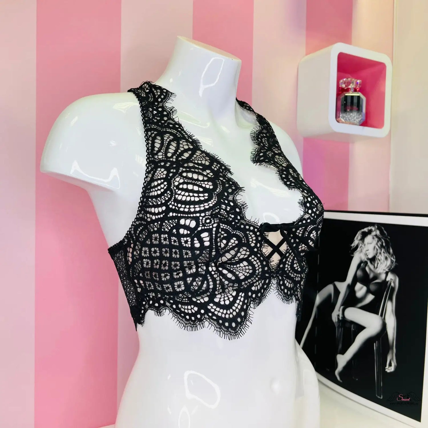 Manekýn s černým krajkovým braletem Luxusní Dream Angels zachycující eleganci
