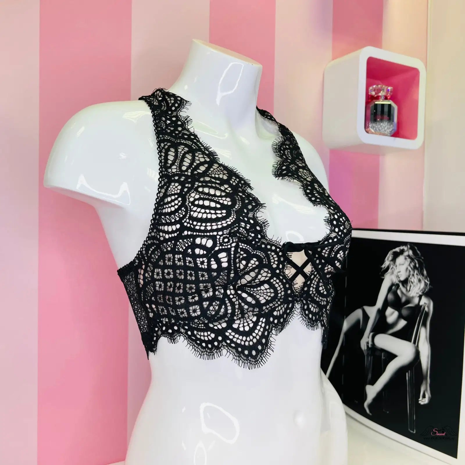 Manekýn s černým krajkovým braletem Luxusní Dream Angels zachycující eleganci