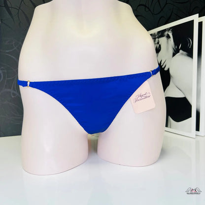 Bílá manekýn ukazuje Luxusní eleganci v Janet Trixie Purple od Agent Provocateur