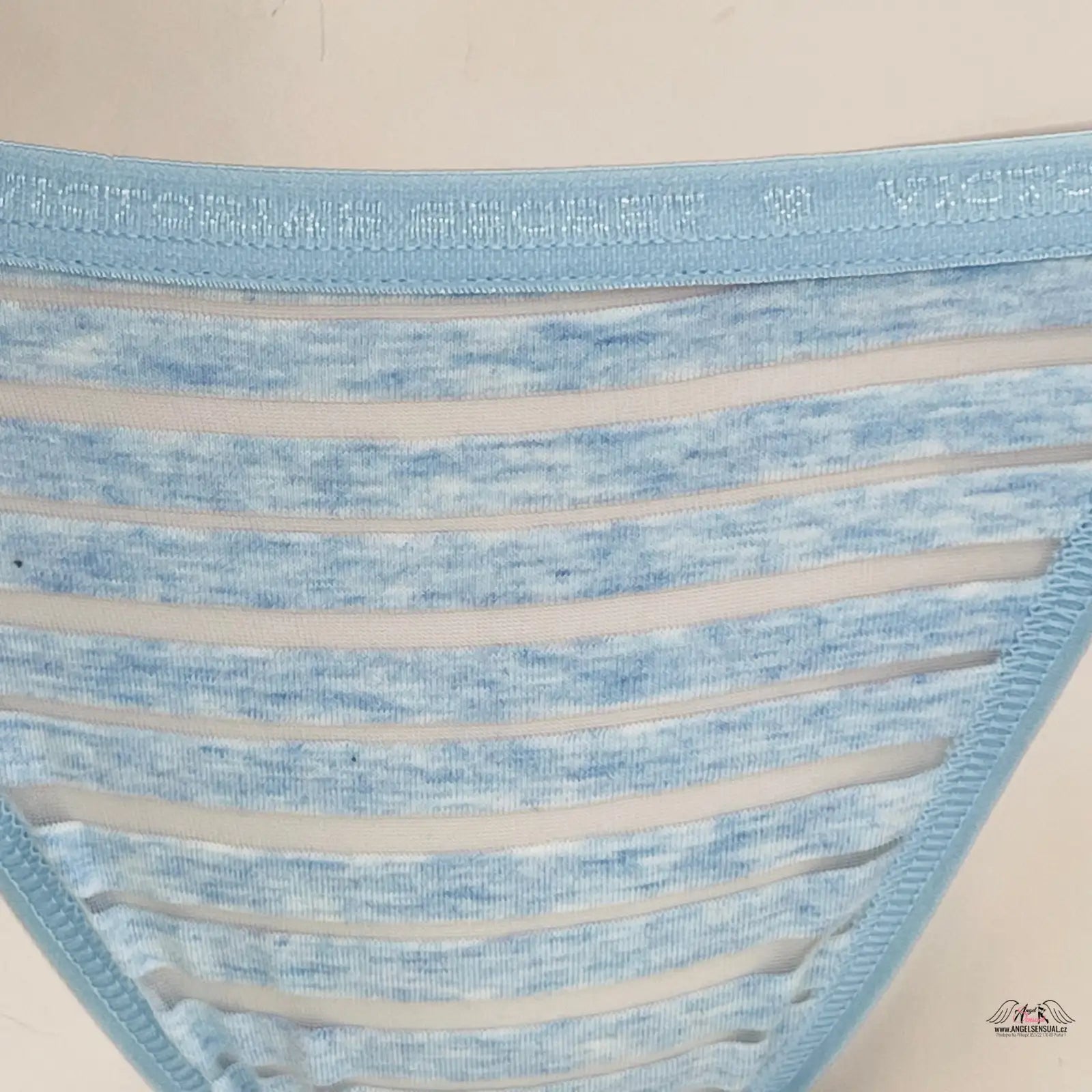 Světle modré pruhované kalhotky Luxusní Elegance s ikonickým nápisem pro pohodlí