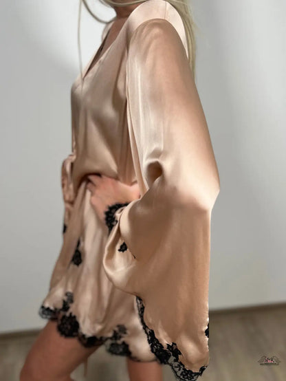 Žena v růžovém blůze s černými krajkovými detaily, Luxusní Elegance Kimono Gulia