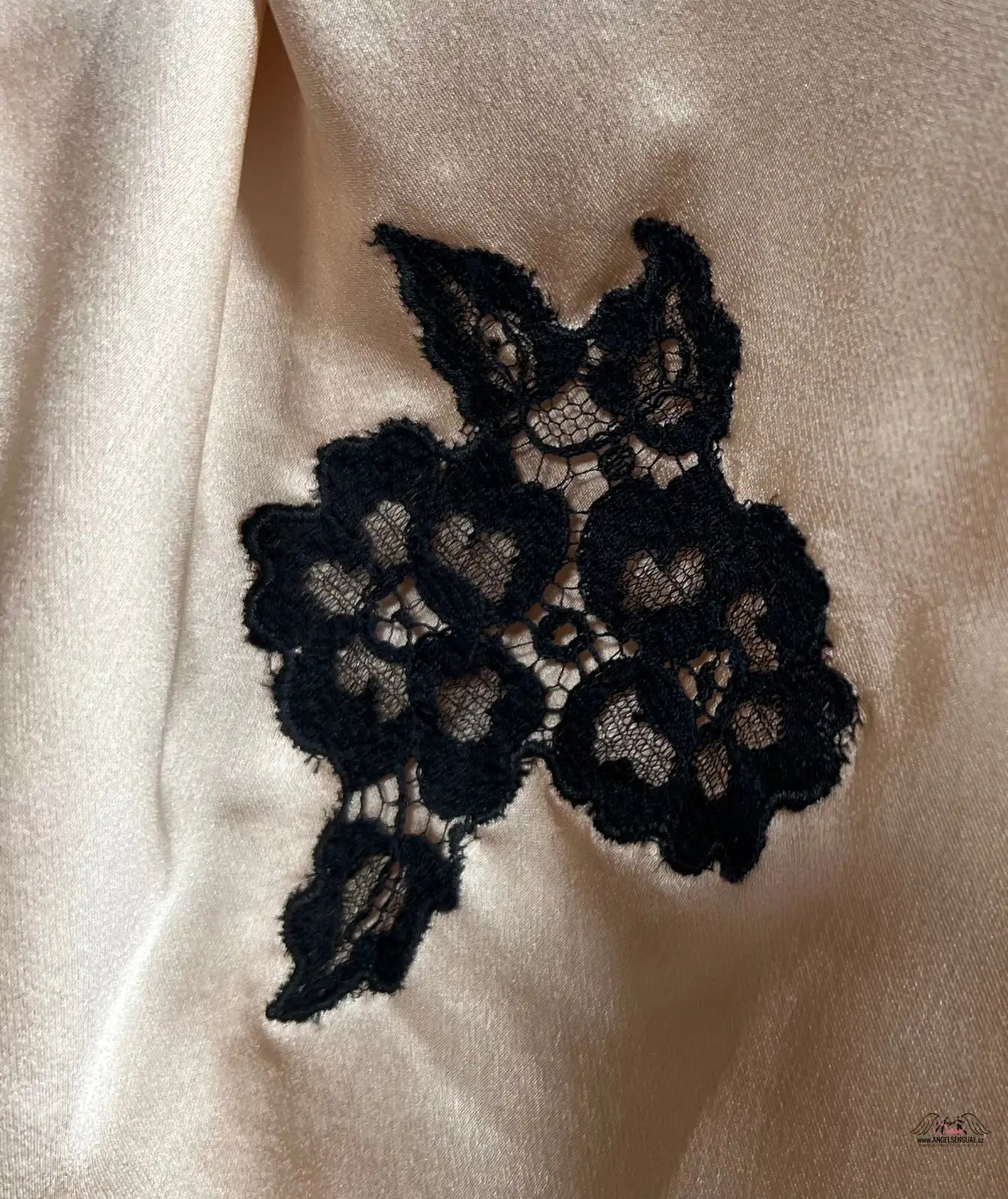 Černá krajka na bílém tričku v produktu Luxusní Elegance: Kimono Gulia od Agent Provocateur