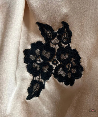 Černá krajka na bílém tričku v produktu Luxusní Elegance: Kimono Gulia od Agent Provocateur