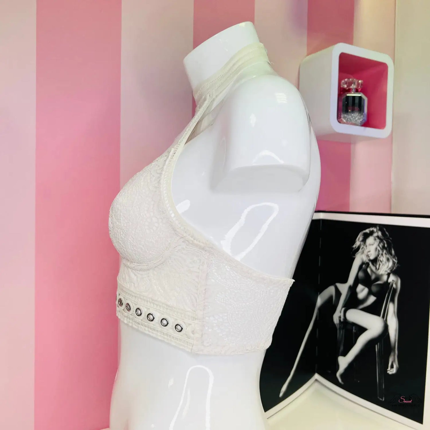 Mannequin with woman’s image showcasing Luxusní Elegance krajková braletka