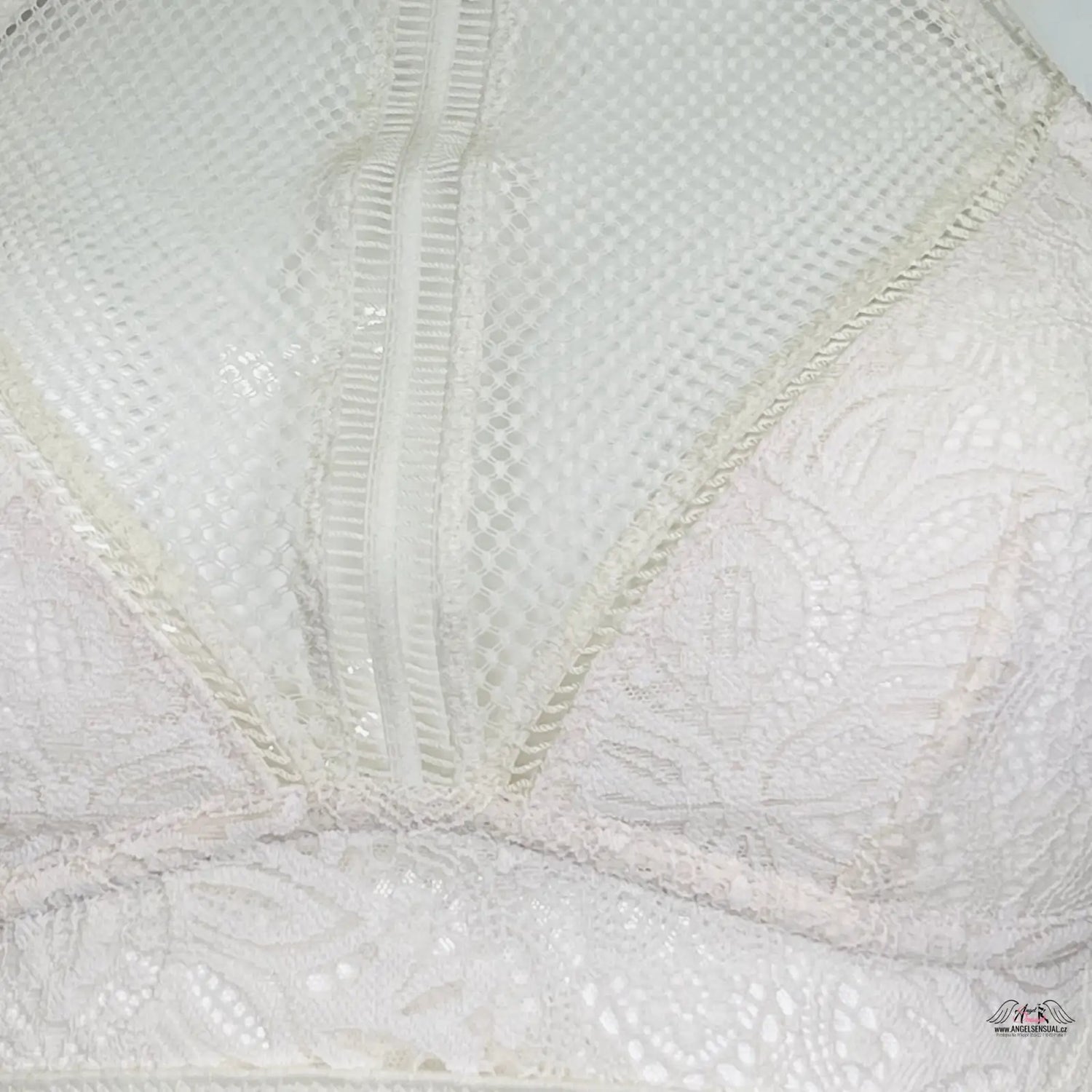 Detail bílého topu s zipem z Luxusní Elegance Krajková Braletka od Braletka