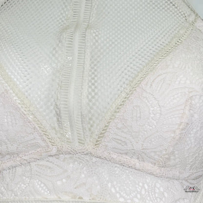 Detail bílého topu s zipem z Luxusní Elegance Krajková Braletka od Braletka