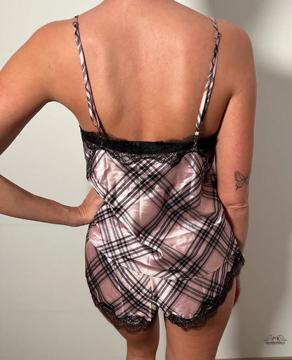 Žena v růžovo-černých kostkovaných pyžamech Luxusní Elegance Cami Set pro ženy