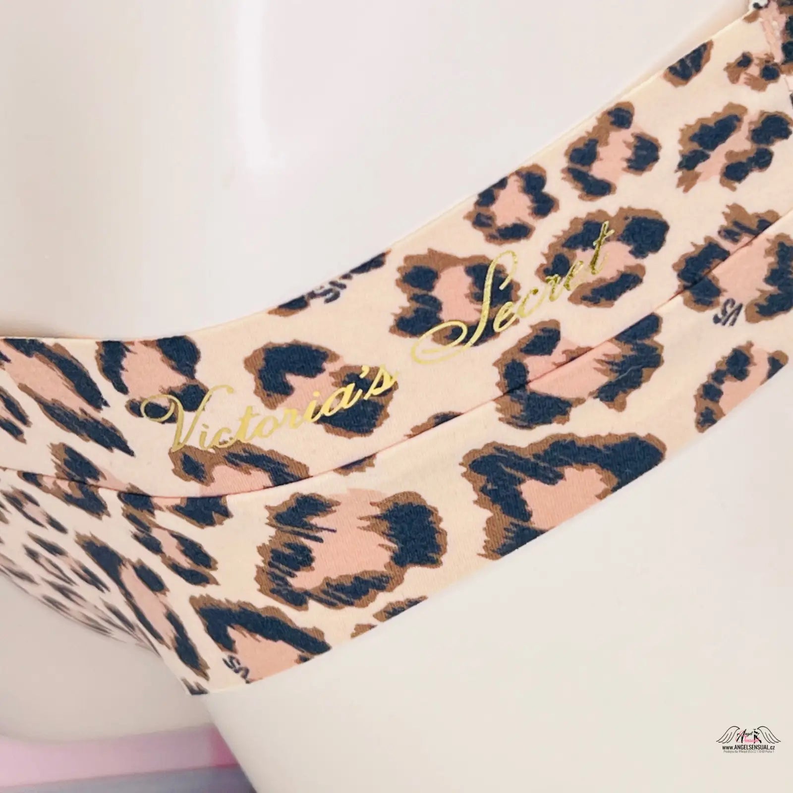 Leopardí vzor s zlatými akcenty na kalhotkách od Victoria’s Secret