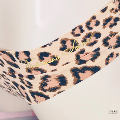 Leopardí vzor s zlatými akcenty na kalhotkách od Victoria’s Secret