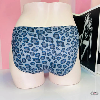 Modré leopardí vzorované spodní prádlo na trupu manekýna od Victoria’s Secret
