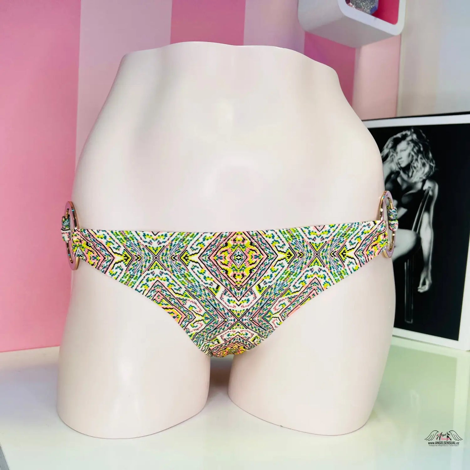 Pohodlné bikini spodní díl s kovovými zdobeními a vzorem v elegantním stylu
