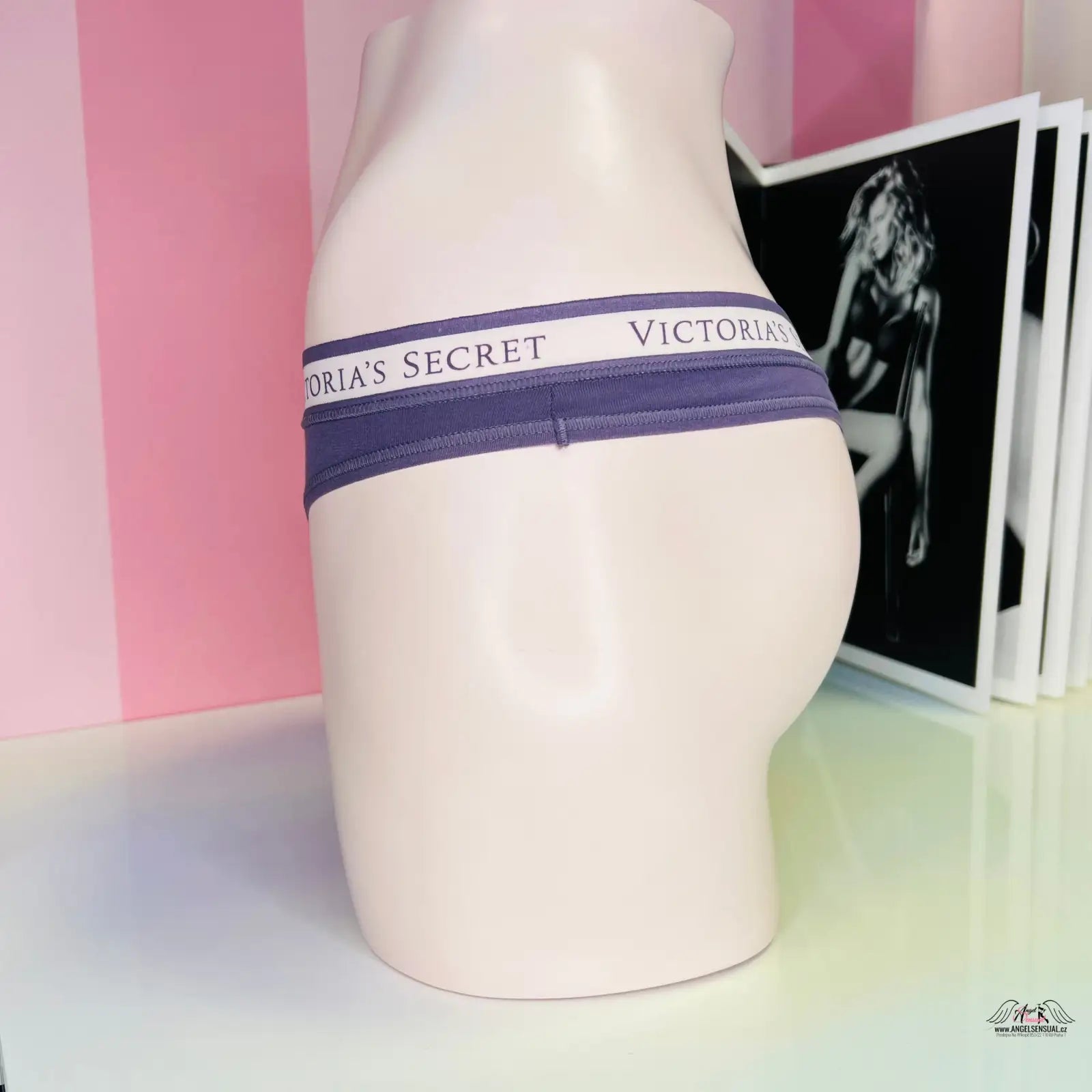 Bílý manekýn s fialovým elastickým páskem Victoria’s Secret