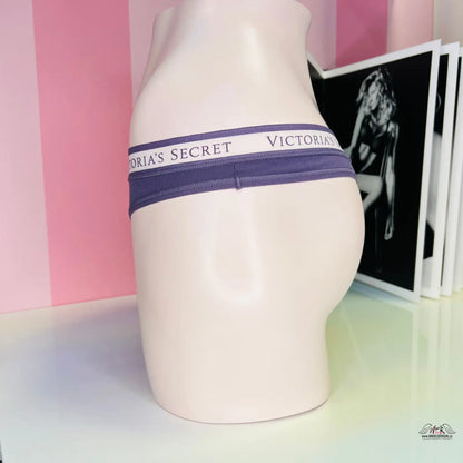 Bílý manekýn s fialovým elastickým páskem Victoria’s Secret