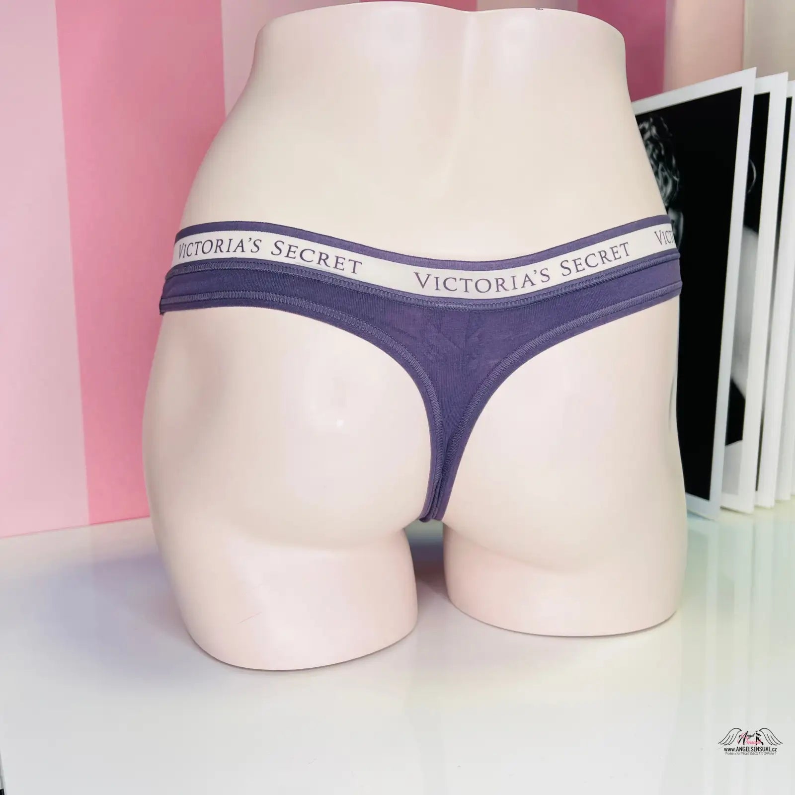 Fialová tanga Victoria’s Secret na bílém manekýnovi, elegantní a stylové
