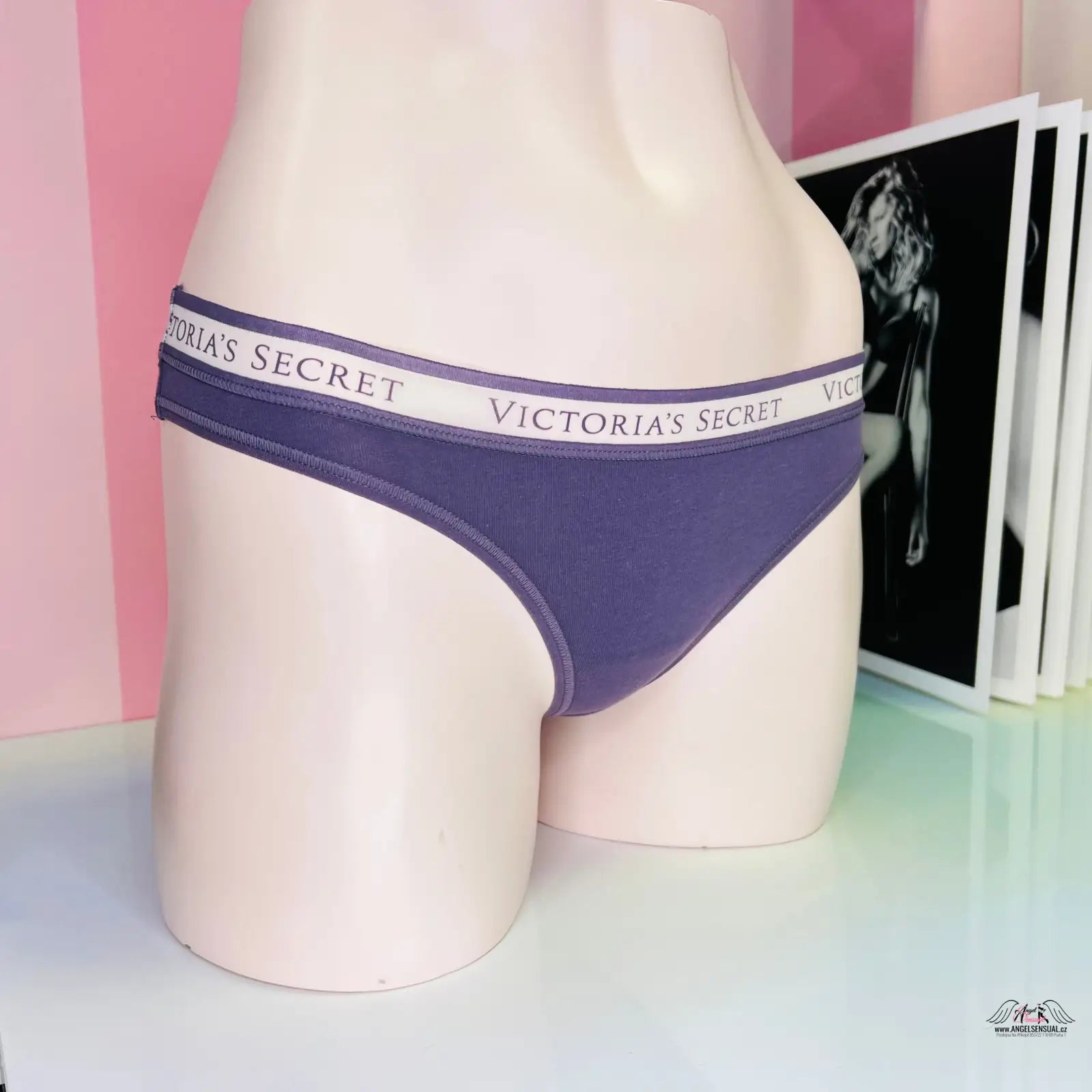 Fialová tanga Victoria’s Secret s elastickým logem na pohodlné nošení