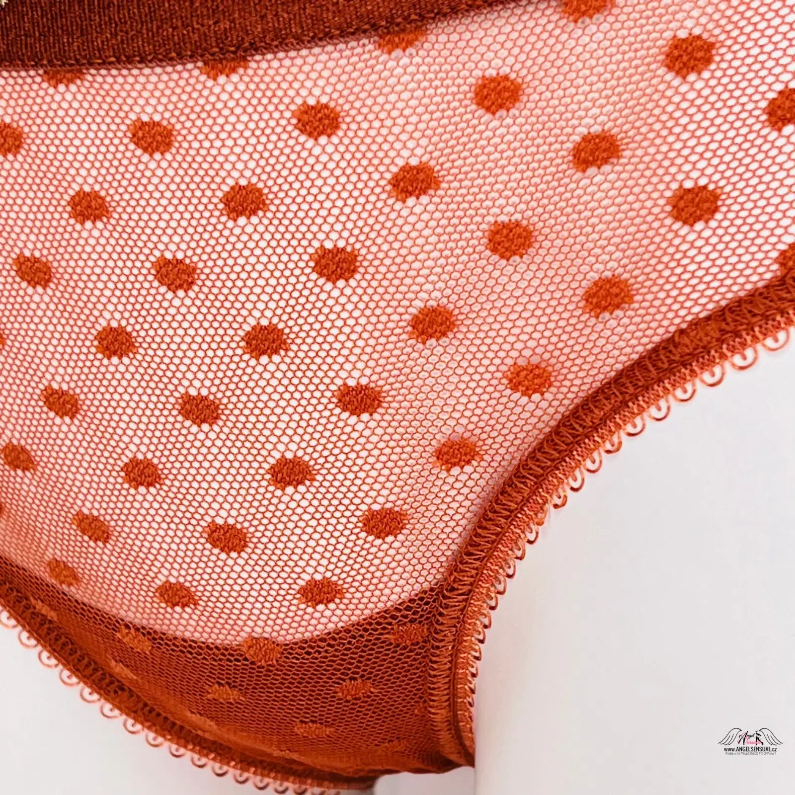 Luxusní Glamour: Červené Kalhotky s Zlatým Nápisem, detail s oranžovými puntíky