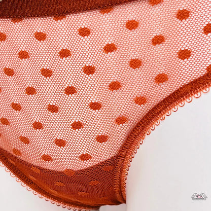 Luxusní Glamour: Červené Kalhotky s Zlatým Nápisem, detail s oranžovými puntíky