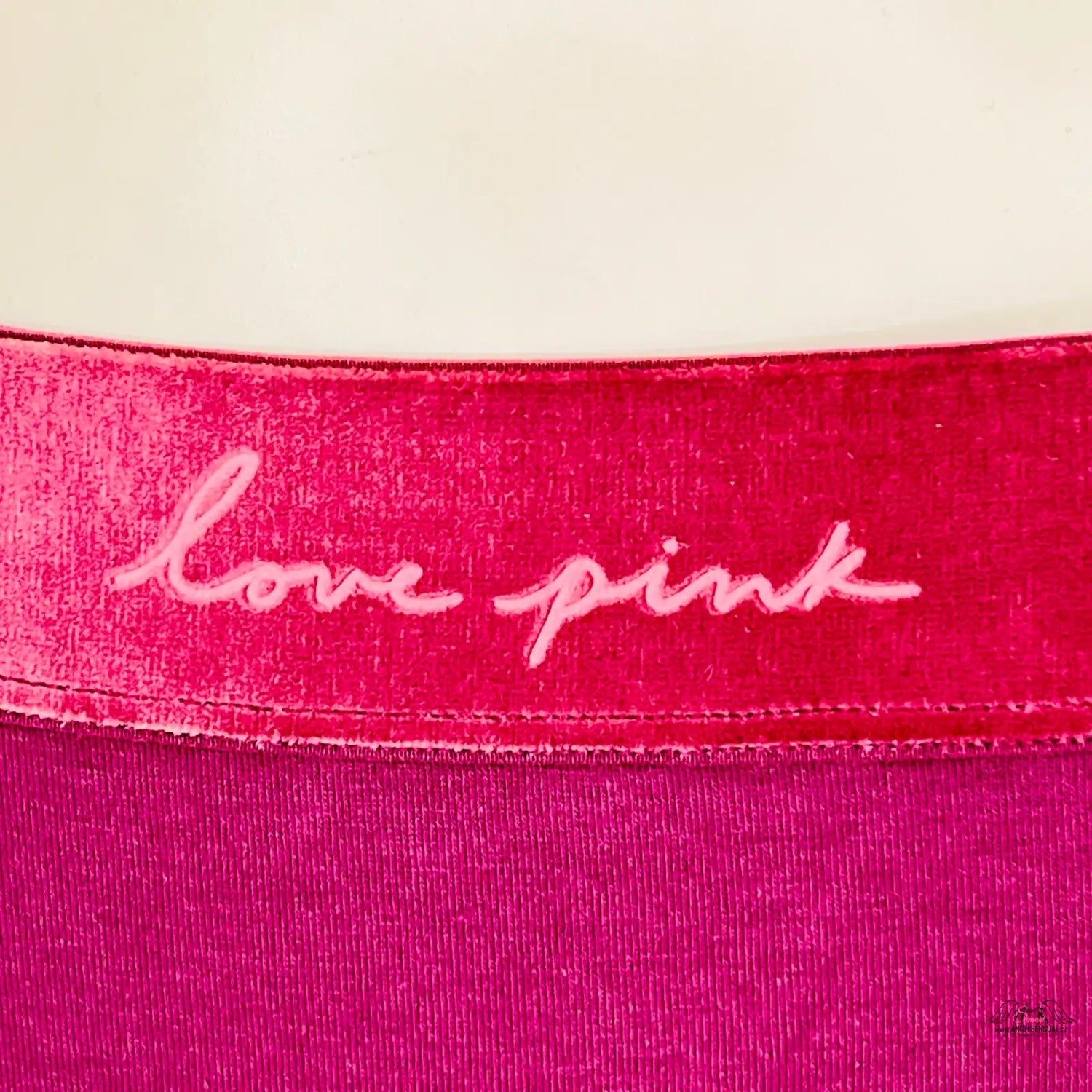 Růžová tkanina s vyšitým textem love pink na Luxusní Hipster kalhotky