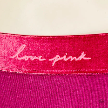 Růžová tkanina s vyšitým textem love pink na Luxusní Hipster kalhotky