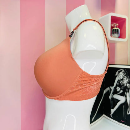 Krajková podprsenka pestré barvy na bílé figuríně pro elegantní příležitosti