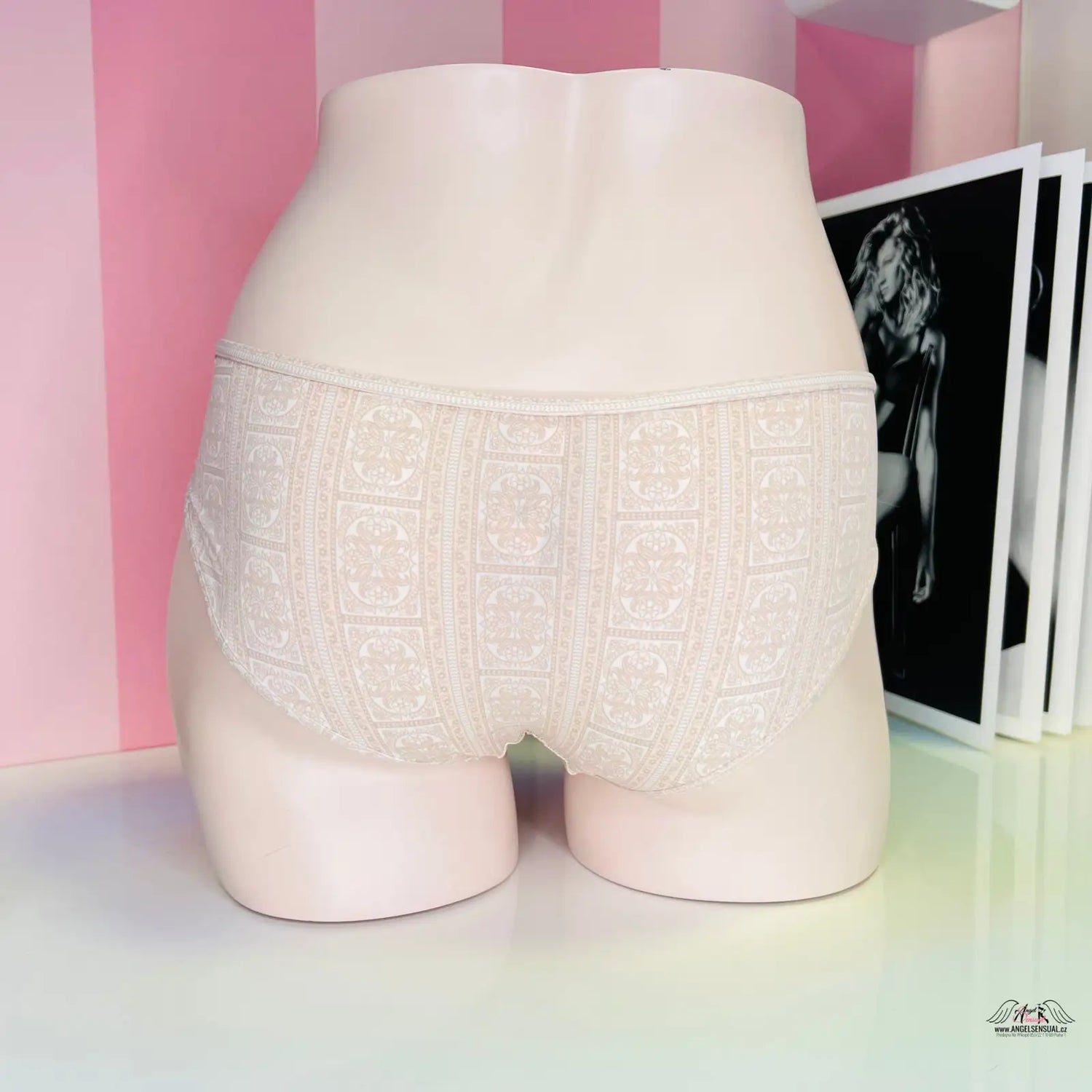 Manekýn s bílými vysokými kalhotkami Victoria’s Secret a elegantními ornamenty